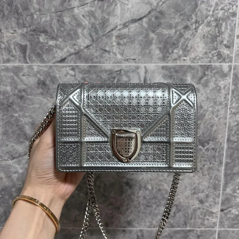 Diorama Mini Wallet On Chain WOC Silver